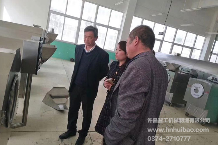 長葛客戶考察多功能炒貨機現場.jpg